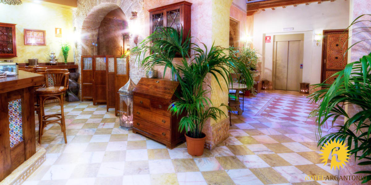 Entrance hall and reception - Argantonio Hotel in Cadiz